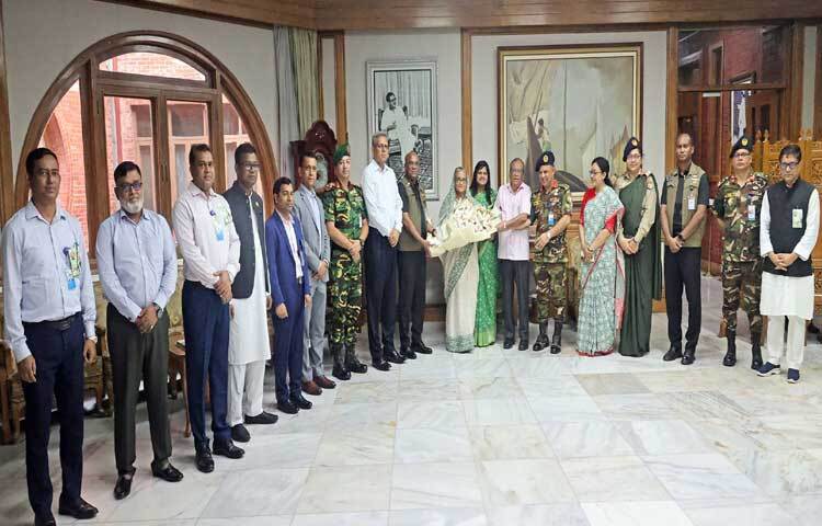 আওয়ামী লীগের ৭৫তম প্রতিষ্ঠা বার্ষিকীতে প্রধানমন্ত্রী শেখ হাসিনাকে ফুল দিয়ে শুভেচ্ছা জানান প্রধানমন্ত্রী কার্যালয়ের কর্মকর্তারা। ছবি: ইয়াসিন কবির জয়