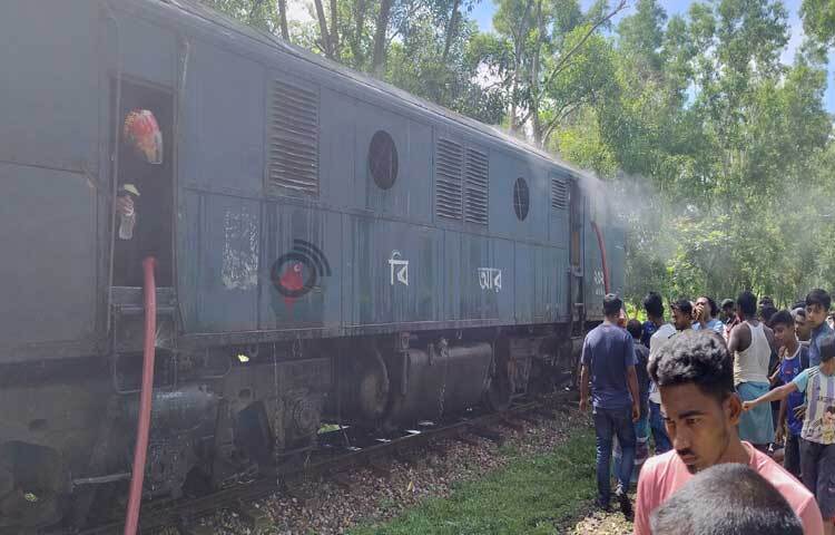 জানা গেছে, আখাউড়া থেকে গাড়ির পাটস, ইলেকট্রিক পণ্য নিয়ে ৩১ বগি বিশিষ্ট মালবাহী ট্রেন (কন্টিনার) চট্টগ্রাম যাচ্ছিল। সকাল সাড়ে ৭টার সময় ট্রেনের ইঞ্জিনে আগুন লাগলে ট্রেনটি দাঁড়িয়ে যায়। পরে ফায়ার সার্ভিস এসে আগুন নিয়ন্ত্রণে আনে। ছবি: এম মাঈন উদ্দিন