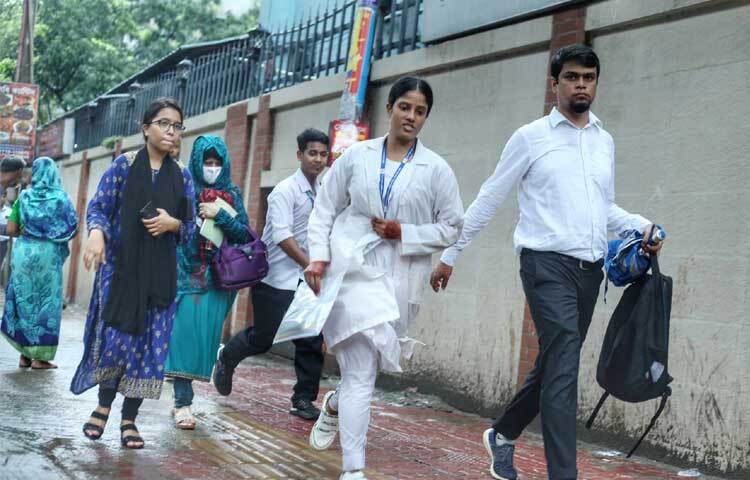 বৃষ্টির কারণে ভোগান্তিতে পরেছেন পরীক্ষার্থীরা। ছবি: মাহবুব আলম