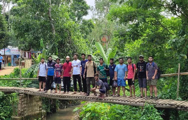 প্রতিদিন দূর-দূরান্ত থেকে মানুষ ছুটে যাচ্ছেন খৈয়াছড়া ঝরনা দেখতে। ছবি: এম মাঈন উদ্দিন