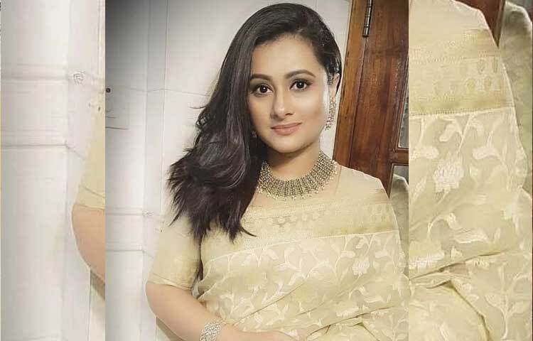 সব পোশাকেই দারুণ মানায় অভিনেত্রীকে। তবে শাড়ি যেন তার সৌন্দর্য আরও দ্বিগুণ করে তোলে। ছবি: পূর্ণিমার ফেসবুক থেকে