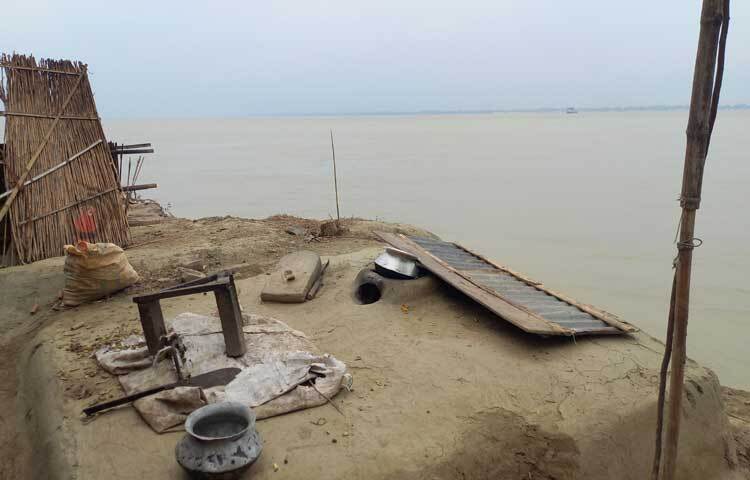 টিউবওয়েল, রান্নার চুলা, টয়লেট নদীতে বিলীন হওয়ায় বিপাকে পড়েছেন অনেক পরিবার। ছবি: রুবেলুর রহমান