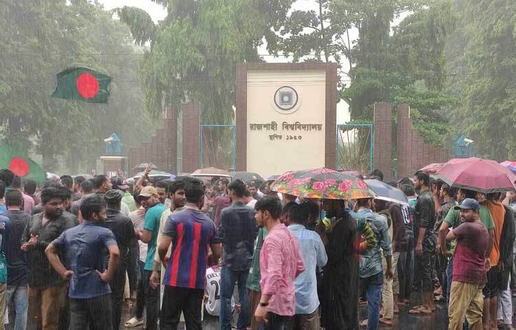 এর আগে, সকাল ১০টায় বিশ্ববিদ্যালয়ের প্যারিস রোডে বিক্ষোভ সমাবেশে করেন তারা। ছবি: মনির হোসেন মাহিন