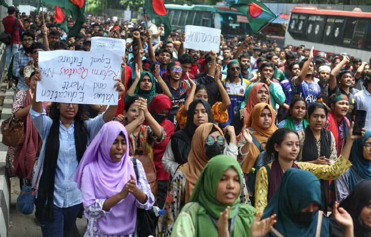 এদিন মিছিল ও অবরোধের সময় শিক্ষার্থীরা ‘কোটা না মেধা, মেধা মেধা’; আপস না সংগ্রাম, সংগ্রাম সংগ্রাম’; ‘আঠারোর পরিপত্র পুনর্বহাল করতে হবে’; ‘কোটাপ্রথা নিপাত যাক, মেধাবীরা মুক্তি পাক’; ‘সারা বাংলায় খবর দে, কোটাপ্রথার কবর দে’; ‘আমার সোনার বাংলায়, বৈষম্যের ঠাই নাই’, ‘জেগেছে রে জেগেছে, ছাত্র সমাজ জেগেছে’-ইত্যাদি স্লোগান দেন। ছবি: মাহবুব আলম