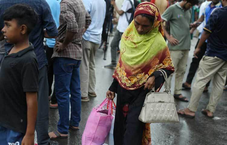 অবরোধের ফলে চরম ভোগান্তিতে পড়েছেন এই পথে চলাচলকারী নানা শ্রেণি-পেশার মানুষ। ছবি: মাহবুব আলম