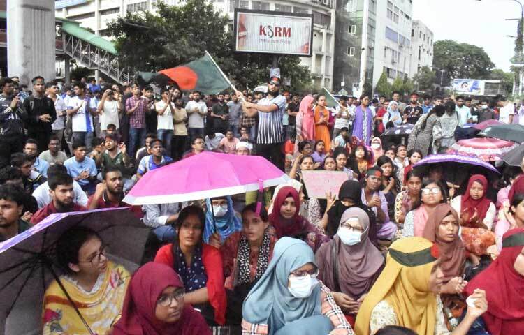 শিক্ষার্থীদের অবরোধে শাহবাগ এলাকায় যান চলাচল বন্ধ ও তীব্র যানজটের সৃষ্টি হয়েছে। ফলে চরম বিপাকে পড়েছেন ওই রোডে চলাচলকারী নানা শ্রেণি-পেশার মানুষ। ছবি: বিপ্লব দীক্ষিত