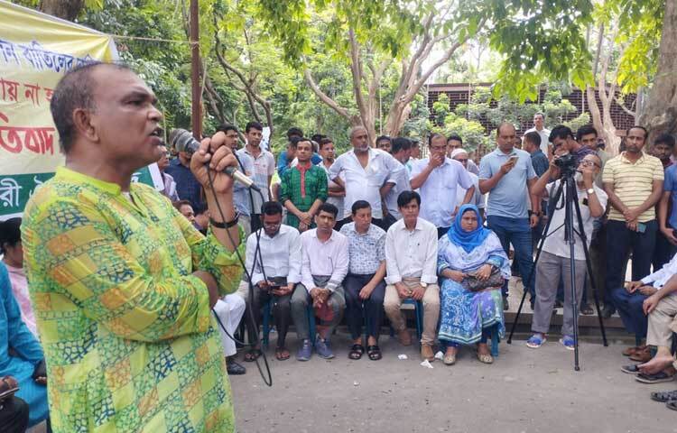 প্রত্যয় স্কিম বাতিল দাবিতে ঢাকা বিশ্ববিদ্যালয়ের কর্মকর্তা-কর্মচারী ঐক্য পরিষদের সমাবেশ। ছবি: হাসান আলী