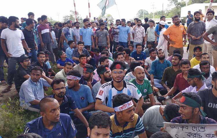 ৮ জুলাই দুপুর ১২টার দিকে বিশ্ববিদ্যালয়ের চারুকলা সংলগ্ন ফ্লাইওভারের নিচে রেলপথে অবস্থান নিয়ে আন্দোলন শুরু করেন তারা। ছবি: মনির হোসেন মাহিন