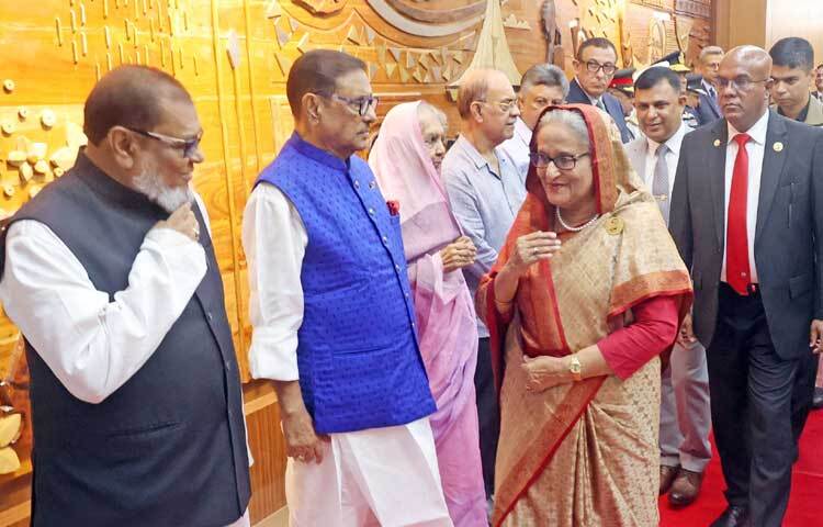 চীনের রাজধানী বেইজিংয়ের উদ্দেশ্যে হযরত শাহজালাল (রঃ) আন্তর্জাতিক বিমানবন্দর ত্যাগকালে মন্ত্রীপরিষদ সদস্য, মন্ত্রীপরিষদ সচিব, কূটনৈতিক কোরের ডিন ও তিন বাহিনীর প্রধানগণসহ সামরিক-বেসামরিক ঊর্ধ্বতন কর্মকর্তারা প্রধানমন্ত্রীকে বিদায় জানান। ছবি: ইয়াসিন কবির জয়