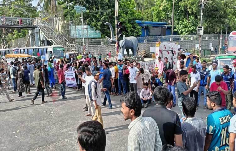 শিক্ষার্থীদের অবস্থানের কারণে রাজধানীর গুরুত্বপূর্ণ এই সড়কে যানচলাচল বন্ধ হয়ে যায়। ফলে ধানমন্ডি-মিরপুর সড়কে যানজটের সৃষ্টি হয়ে ভোগান্তিতে পড়েন সাধারণ নগরবাসী। ছবি: নাহিদ হাসান