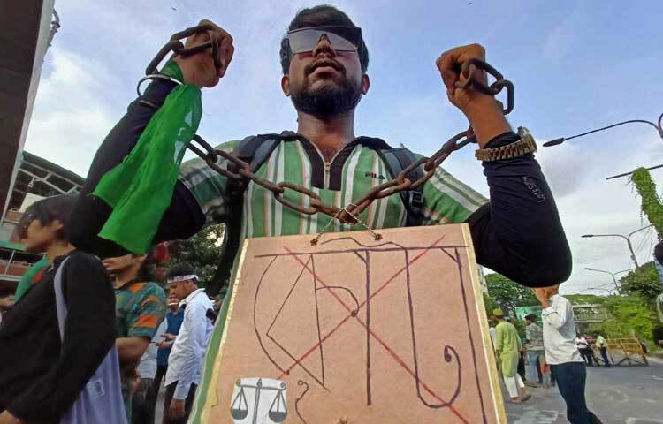 শিক্ষার্থীদের অবরোধে শাহবাগসহ আশপাশের সড়কে যান চলাচল বন্ধ হয়ে গেছে। এতে বিভিন্ন সড়কে তৈরি হয়েছে তীব্র যানজট। ভোগান্তিতে পড়েছেন নগরবাসী। ছবি: মাহবুব আলম