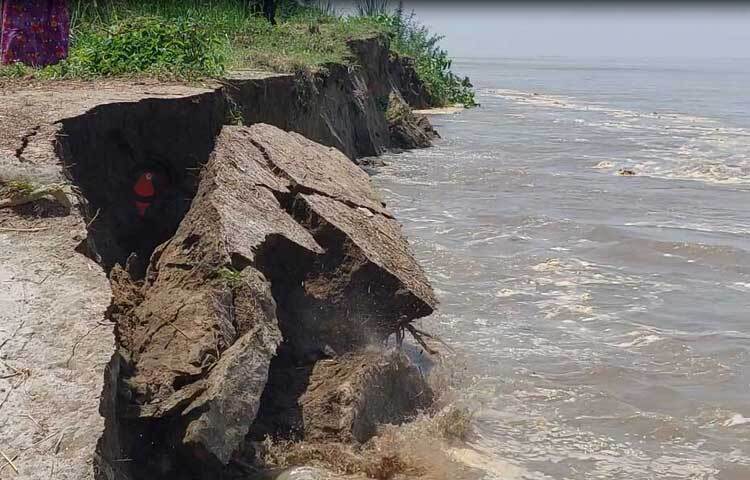 একটু পরপরই ভাঙছে নদীর পাড়। ছবি: বি.এম খোরশেদ