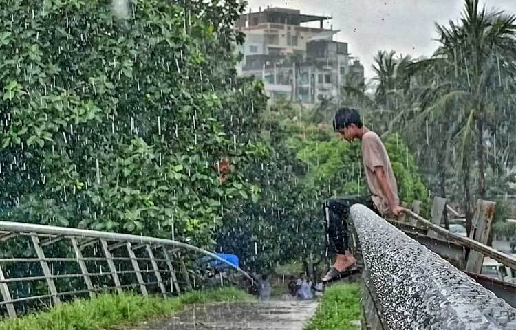 গত তিনদিন বৃষ্টি না থাকায় ভ্যাপসা গরমে অস্বস্তিতে ছিল নগরবাসী। হঠাৎ ঝুম বৃষ্টিতে গরম কিছুটা কমেছে। স্বস্তি ফিরেছে জনজীবনে। ছবি: মাহবুব আলম