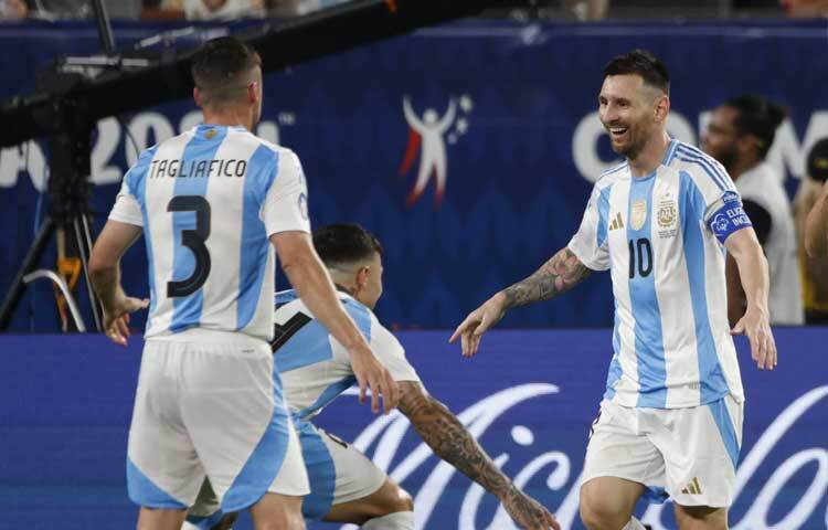 ফুটবল অধ্যায়ে ক্লাব ও জাতীয় দল মিলিয়ে মেসির গোলসংখ্যা এখন ৮৩৮টি। ছবি: এএফপি