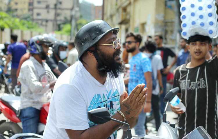 অনুরোধ করেও ছাড় পাচ্ছেন না কেউ। ছবি: মাহবুব আলম