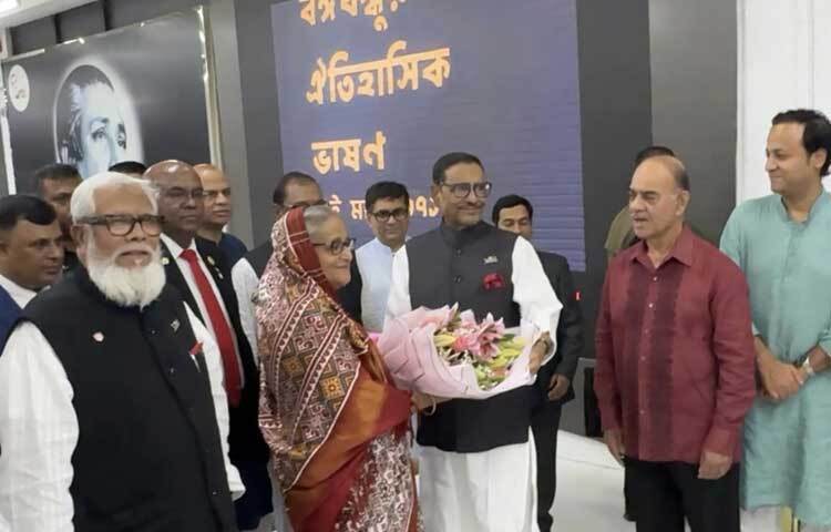 বেইজিংয়ে প্রধানমন্ত্রী ৮ থেকে ১০ জুলাই পর্যন্ত অবস্থানকালে চীনের প্রেসিডেন্ট শি জিনপিংয়ের সঙ্গে দ্বিপাক্ষিক বৈঠক করেন এবং প্রধানমন্ত্রী লি কিয়াংয়ের সঙ্গে প্রতিনিধি পর্যায়ের দ্বিপাক্ষিক বৈঠকসহ বিভিন্ন অনুষ্ঠান সম্পন্ন করেন। ছবি: ইয়াসিন কবির জয়