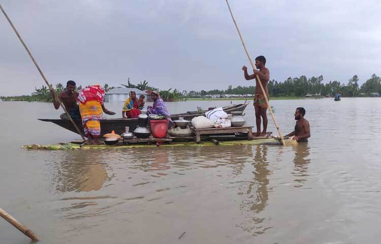 ঘরবাড়ি হারিয়ে অনেকেই রাত কাটাচ্ছেন নৌকায়। ছবি: ফজলুল করিম ফারাজী