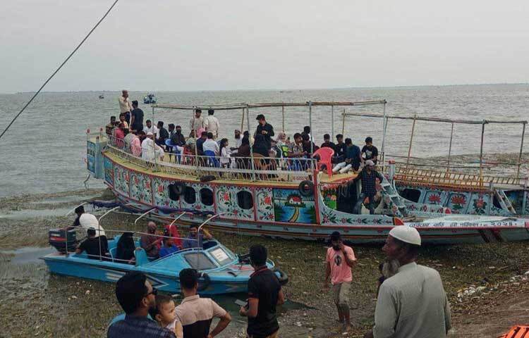 কিশোরগঞ্জের হাওর অঞ্চলের মধ্যে পর্যটকদের অন্যতম আকর্ষণীয় স্থান হচ্ছে নিকলী বেড়িবাঁধ। বর্ষা মৌসুমে ছুটির দিনে পরিবার-পরিজন নিয়ে আনন্দঘন মুহূর্ত বা ছুটি কাটাতে কিশোরগঞ্জের এ বেড়িবাঁধ এলাকায় ঘুরতে আসেন হাজার হাজার মানুষ। ছবি: এসকে রাসেল