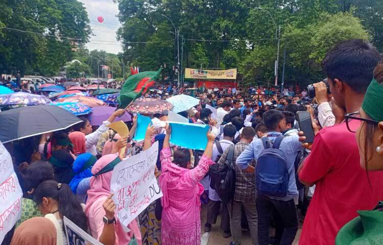 রাজু ভাস্কর্যের পাদদেশে জড়ো হয়ে  কোটার বিপক্ষে নানান স্লোগান দিতে থাকেন তারা। ছবি: হাসান আলী