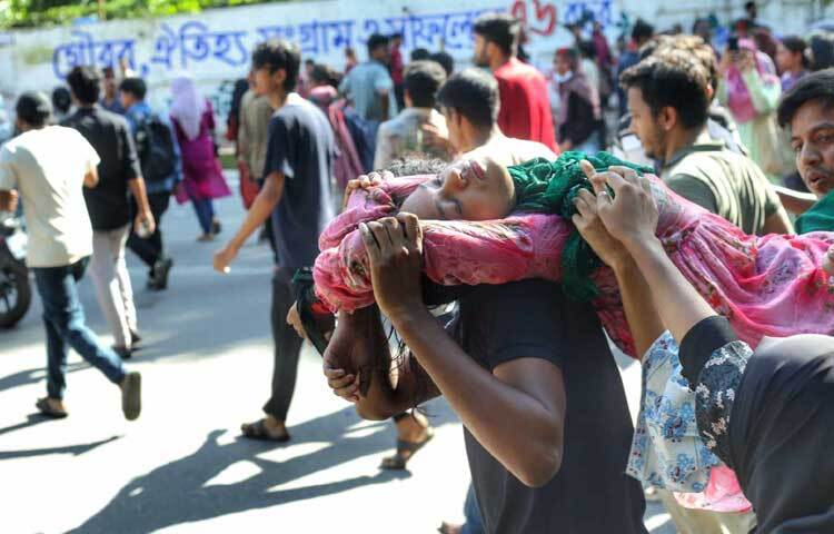 আহত শিক্ষার্থীকে বয়ে নিয়ে যাচ্ছেন তার সহপাঠীরা। ছবি: মাহবুব আলম