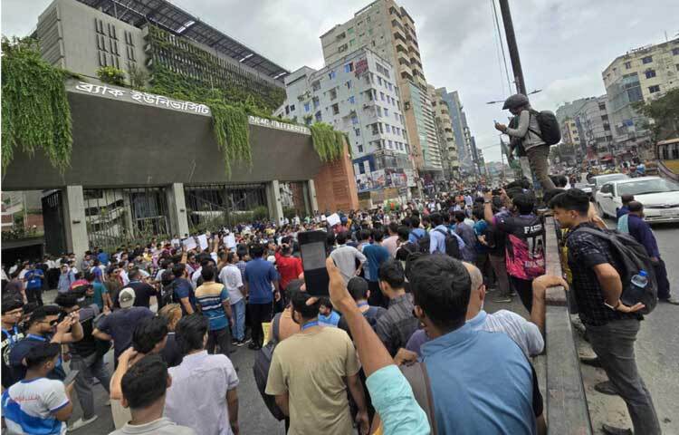 আজ সকাল সাড়ে ১০টা থেকে ব্র্যাক ইউনিভার্সিটির সামনের সড়কে অবরোধ শুরু করেন তারা। ছবি: জাগো নিউজ