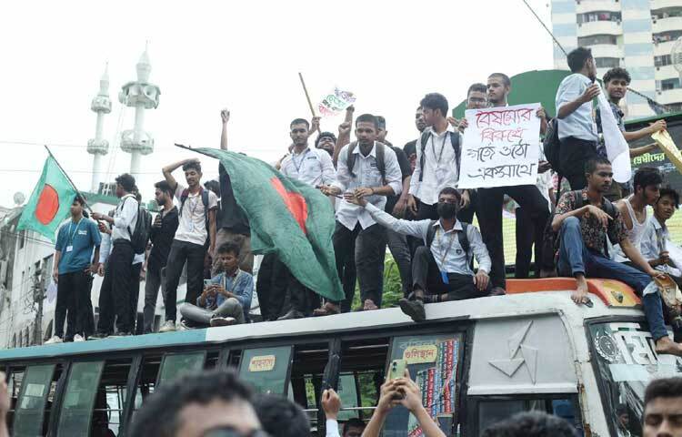 অন্যদিকে রাজধানীর বনানী এলাকায় কোটাবিরোধী আন্দোলন করছেন প্রাইম-এশিয়া বিশ্ববিদ্যালয়ের শিক্ষার্থীরা। ছবি: মাহবুব আলম