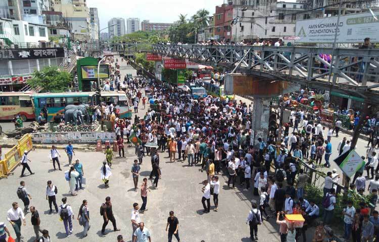 ফলে চরম ভোগান্তিতে পড়েছেন নগরবাসী। ছবি: তৌহিদুজ্জামান তন্ময়