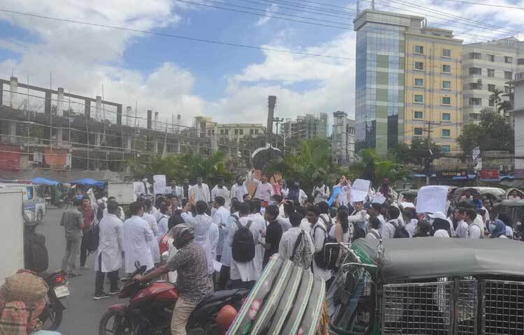 ক্যাম্পাসের পর শিক্ষার্থীরা নগরের প্রবর্তক মোড়ে এসে বিক্ষোভ প্রদর্শন করে। ছবি: আবু আজাদ