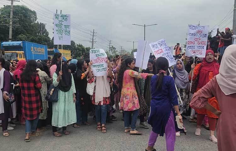 ড্যাফোডিল ইউনিভার্সিটির শিক্ষার্থীরা বেলা ১১টার দিকে সাভার-বিরুলিয়া সড়কের বিরুলিয়ায় অবস্থান নিয়ে বিক্ষোভ করেন। একপর্যায়ে তারা সড়কটি অবরোধ করে দেন। ছবি: মাহফুজুর রহমান নিপু