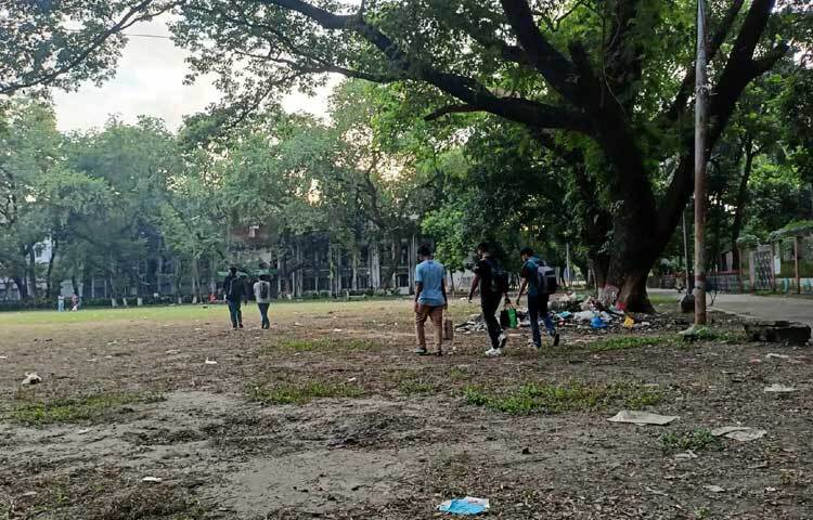 আজ সকাল থেকে কবি জসীম উদ্দিন হল, মাস্টার দা সূর্যসেন হল, বিজয় একাত্তর হল, রোকেয়া হলসহ প্রায় সব হল থেকেই শিক্ষার্থীদের অনেকেই বেরিয়ে যাচ্ছেন। ছবি: নাহিদ হোসেন