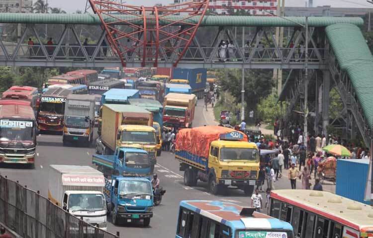 শিক্ষার্থীদের অবরোধের ফলে ওই এলাকায় যানজটের সৃষ্টি হয়েছে। ছবি: রাশেদুল ইসলাম রাজু