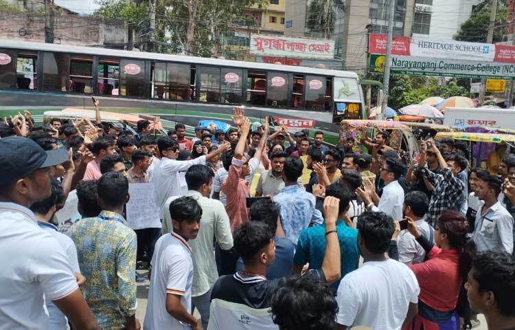শিক্ষার্থীদের এই অবরোধে পুরো শহরের যান চলাচল বন্ধ রয়েছে। ছবি: মোবাশ্বির শ্রাবণ