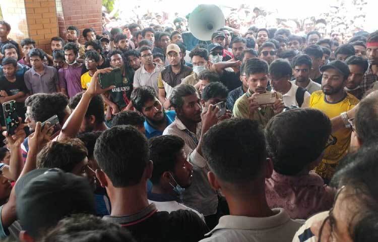 বিশ্ববিদ্যালয়ের সব হলে স্থায়ীভাবে ছাত্র রাজনীতি নিষিদ্ধ করতে হবে। সিন্ডিকেট থেকে আজকেই তা পাস করাতে হবে বিশ্ববিদ্যালয় প্রশাসনকে। ছবি: মনির হোসেন মাহিন