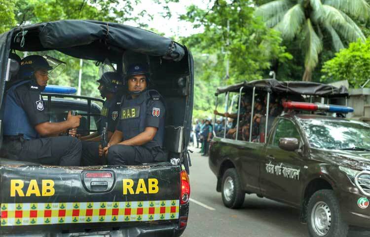 সকাল থেকে বিশ্ববিদ্যালয় এলাকায় পুলিশ, র‍্যাব ও বিজিবির গাড়ি প্রদক্ষিণ করছে। ছবি: মাহবুব আলম