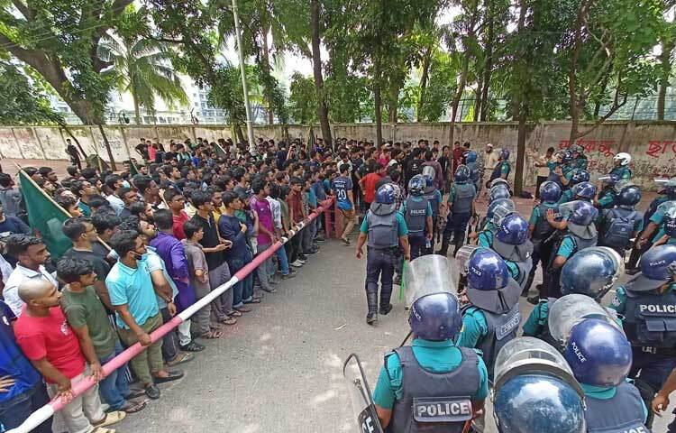 পুলিশের ব্যারিকেড ভাঙার চেষ্টা করছেন আন্দোলনরত শিক্ষার্থীরা। ছবি: মাহবুব আলম