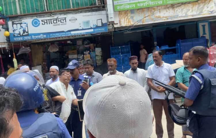 মুন্সিগঞ্জ শহরের থানারপুল এলাকার জেলা বিএনপির কার্যালয়ের নিচে এ ঘটনা ঘটে। ছবি: আরাফাত রায়হান সাকিব