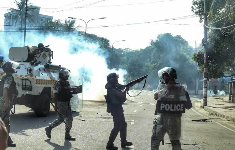 ঢাকা বিশ্ববিদ্যালয়ের উপাচার্য বাসভবন থেকে শিক্ষার্থীরা একটি মিছিল নিয়ে টিএসসির দিকে অগ্রসর হলে পুলিশ সাউন্ড গ্রেনেড ও টিয়ারশেল ছোড়ে।  ছবি: মাহবুব আলম