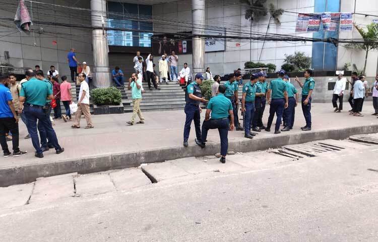 অন্যদিকে সড়কের বিভিন্ন স্থানে সর্তক অবস্থানে আছেন আইন-শৃঙ্খলা বাহিনী। ছবি: জান্নাত শ্রাবণী