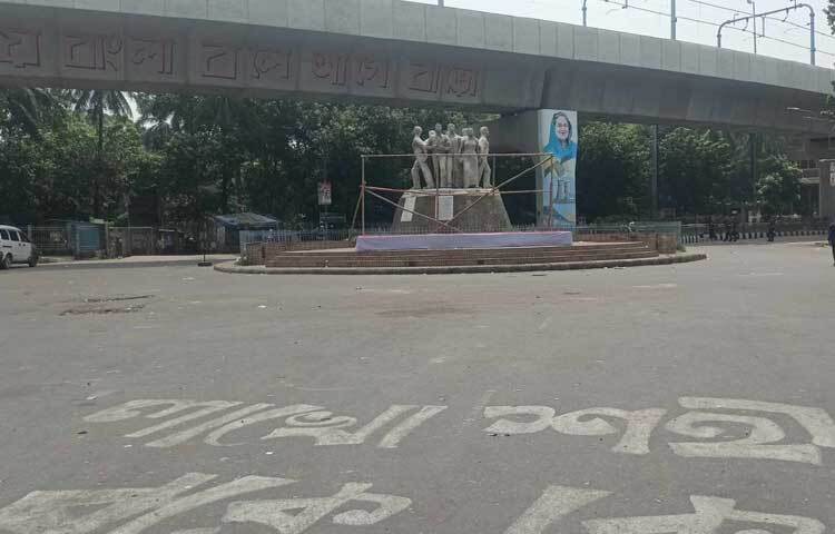 চারপাশে সুনসান নীরবতা। সড়কে নেই যানবাহন। ছবি: মফিজুল সাদিক