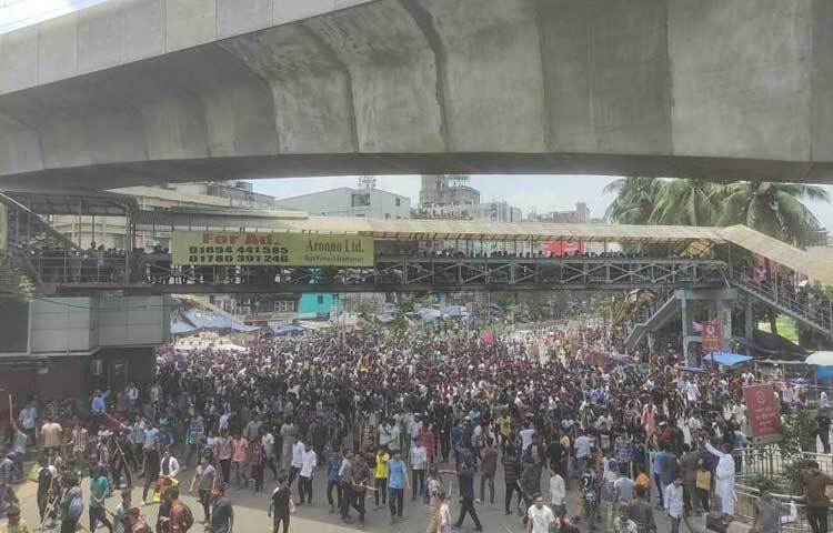 এসময় পুলিশ বেশ কয়েকটি সাউন্ড গ্রেনেড ও কাঁদানে গ্যাস ছোড়ে। জবাবে আন্দোলনকারীদেরও ইট-পাটকেল ছুড়তে দেখা যায়। ছবি: তৌহিদুজ্জামান তন্ময়