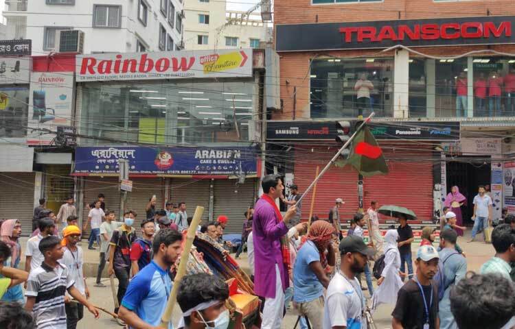 সকালে নতুন বাজার মোড় থেকে শিক্ষার্থীদের আন্দোলনে যোগ দেন ববি হাজ্জাজ। ছবি: হাসান আদিব