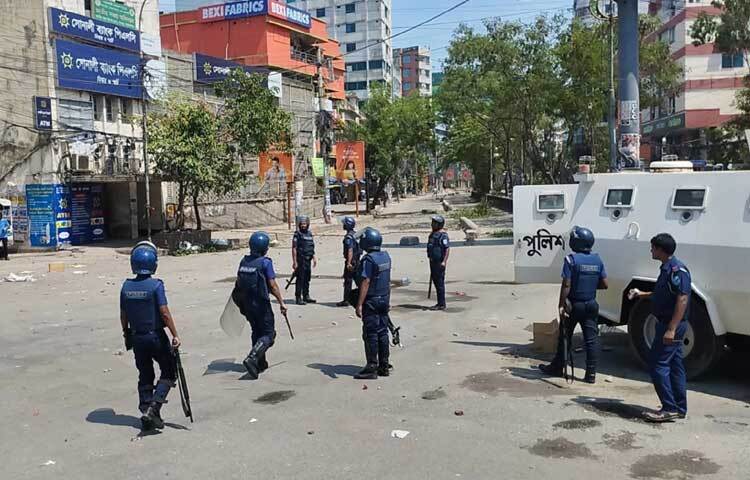 আন্দোলনকারীরাও পুলিশকে লক্ষ্য করে ইট-পাটকেল নিক্ষেপ করছেন। তাদের হাতে লাঠিসোটাও দেখা গেছে। ছবি: মোবাশ্বির শ্রাবণ