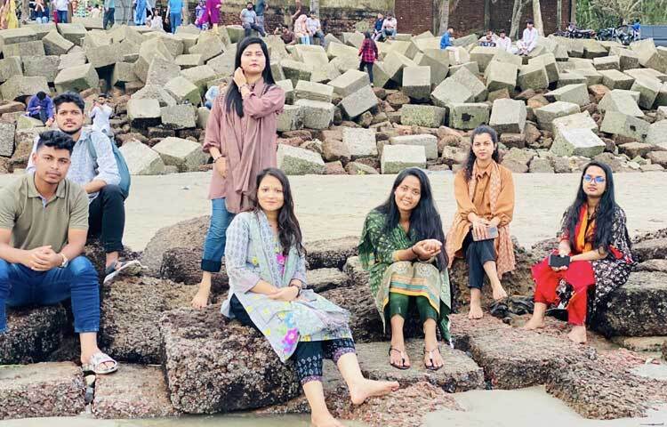 সৈকতে ঘুরতে এসে গল্পে মেতেছেন তারা। ছবি: এম মাঈন উদ্দিন