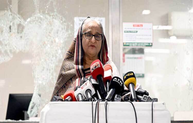 আজ সকাল সাড়ে ৮টায় মিরপুর ১০ নম্বর মেট্রোরেল স্টেশন পরিদর্শন শেষে প্রধানমন্ত্রী শেখ হাসিনা গণমাধ্যমকে বলেন,  যেসব স্থাপনা মানুষের জীবনকে সহজ করে সেগুলো ধ্বংস করা আসলে কোন ধরনের মানসিকতা? ঢাকা শহর যানজটে নাকাল থাকলেও মেট্রো স্বস্তি দিয়েছে। আধুনিক প্রযুক্তির মেট্রো স্টেশন যেভাবে ধ্বংস করেছে, মানতে পারছি না। ছবি: সালাহ উদ্দিন জসিম