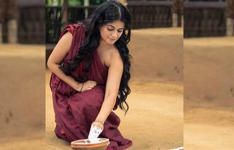 কাজলরেখা সিনেমায় একেবারে সাদামাটা সাজপোশাকে দেখা গেছে মন্দিরাকে। তবে বিভিন্ন অনুষ্ঠানে বেশ জমকালো সাজে দেখা যায় তাকে। সব পোশাকেই দারুণ মানায় অভিনেত্রীকে। তবে শাড়িতে যেন তার রূপ দ্বিগুণ হয়ে যায়। ছবি: ফেসবুক থেকে