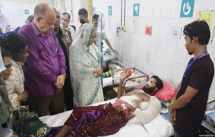 হাসপাতাল পরিদর্শনের সময় প্রধানমন্ত্রী শেখ হাসিনার সঙ্গে উপস্থিত ছিলেন স্বাস্থ্যমন্ত্রী ডা. সামন্ত লাল সেন, স্বাস্থ্য প্রতিমন্ত্রী ডা. রোকেয়া সুলতানা, প্রধানমন্ত্রীর মুখ্য সচিব এম তোফাজ্জল হোসেন মিয়া এবং প্রধানমন্ত্রীর প্রেস সচিব নাইমুল ইসলাম খান। ছবি: ইয়াসিন কবির জয়