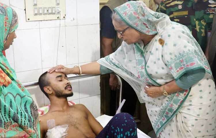 কোটা সংস্কার আন্দোলনকে কেন্দ্র করে দেশব্যাপী ধ্বংসযজ্ঞে আহতদের দেখতে ন্যাশনাল ইনস্টিটিউট অব ট্রমাটোলজি অ্যান্ড অর্থোপেডিক রিহ্যাবিলিটেশন (পঙ্গু হাসপাতাল) পরিদর্শন করেছেন প্রধানমন্ত্রী শেখ হাসিনা। ছবি: ইয়াসিন কবির জয়