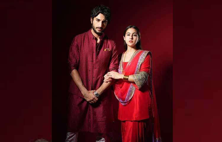 লাল টুকটুকে পাতিয়ালা ঘরানার সালওয়ার কামিজ স্যুটে সেজেছেন সারা। আর মেরুন কুর্তার সঙ্গে ম্যাচিং কটি পড়েছেন ইব্রাহিম। একসঙ্গে ক্যামেরাবন্দি হয়েছেন স্টাইলিশ ভাই-বোন। ছবি: ইনস্টাগ্রাম