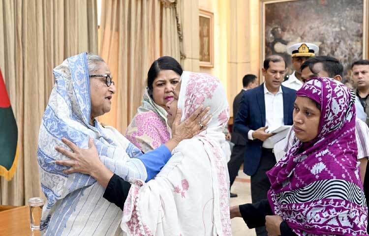 প্রধানমন্ত্রী তাদের সান্ত্বনা দিয়ে বলেন, ‘আমাকে দেখেন, আমি কত শোক নিয়ে বেঁচে আছি।’ ছবি: পিআইডি