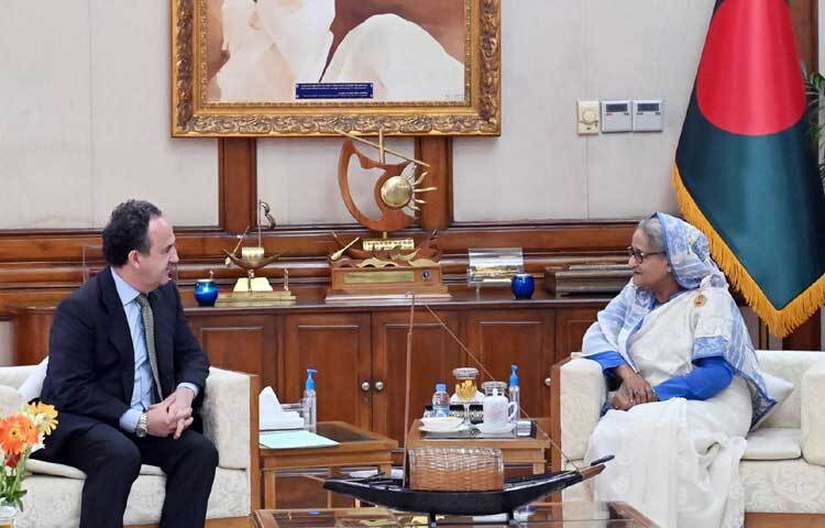 আজ সকালে গণভবনে প্রধানমন্ত্রী শেখ হাসিনার সঙ্গে সৌজন্য সাক্ষাৎ করেন বাংলাদেশে নিযুক্ত স্পেনের রাষ্ট্রদূত গ্যাব্রিয়েল মারিয়া সিস্তিয়াগা ওচোয়া ডি চিনচেত্রু। ছবি: পিআইডি